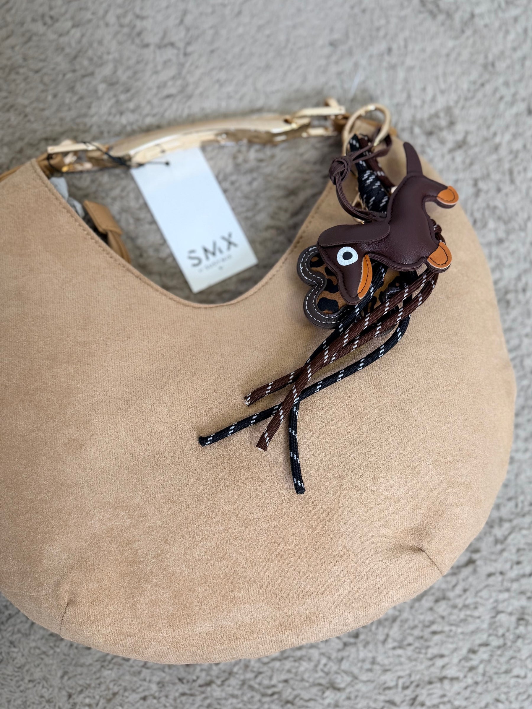 BORSA A SPALLA CON CHARMS