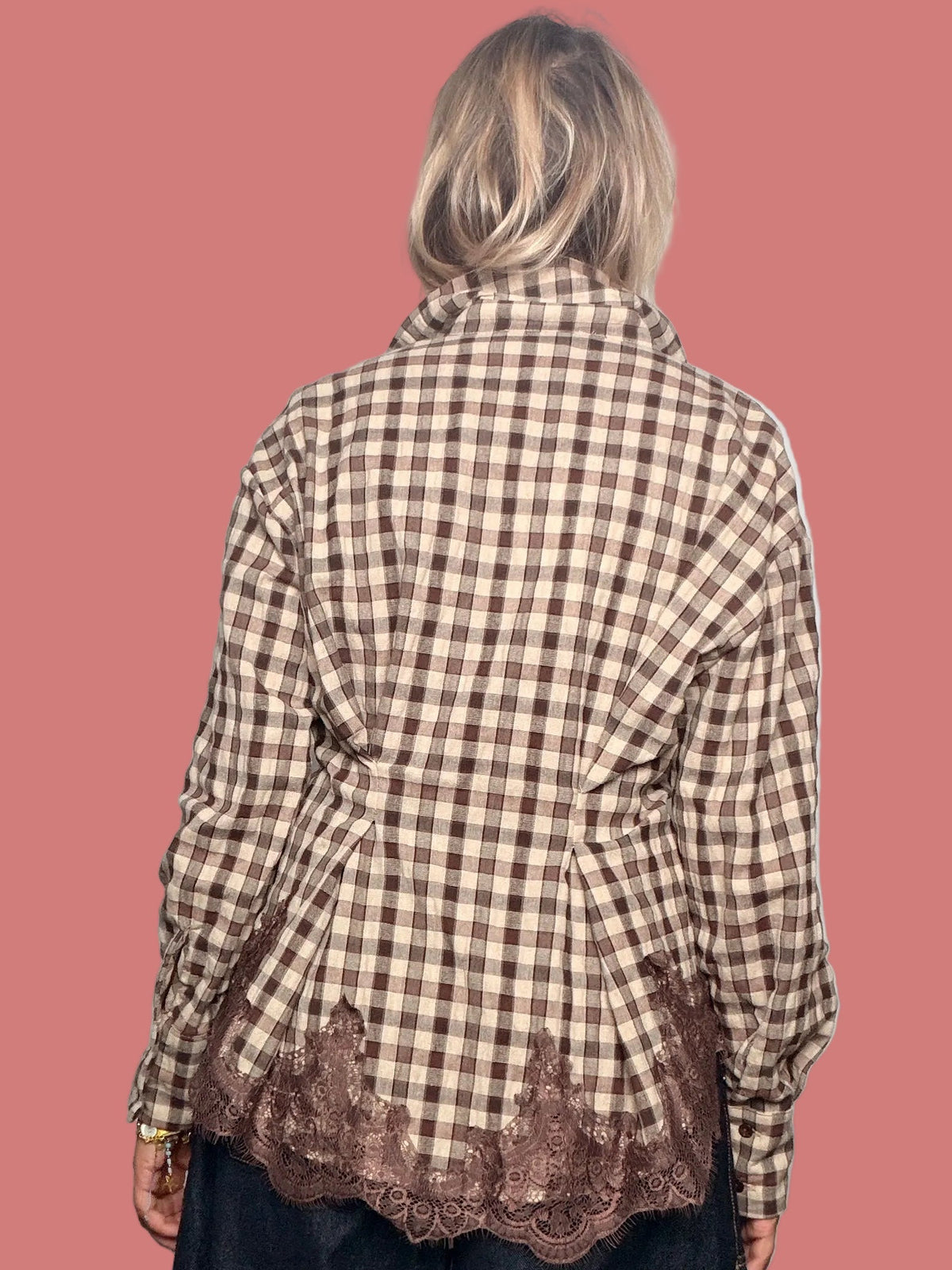 Camicia a quadri beige e marrone vista posteriore con bordo in pizzo
