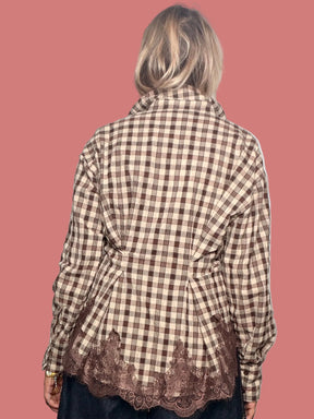 Camicia a quadri beige e marrone vista posteriore con bordo in pizzo