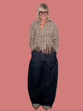Jeans wide leg in denim scuro con tasconi applicati e risvolto al fondo