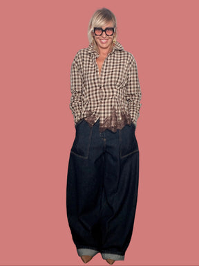 Jeans wide leg in denim scuro con tasconi applicati e risvolto al fondo