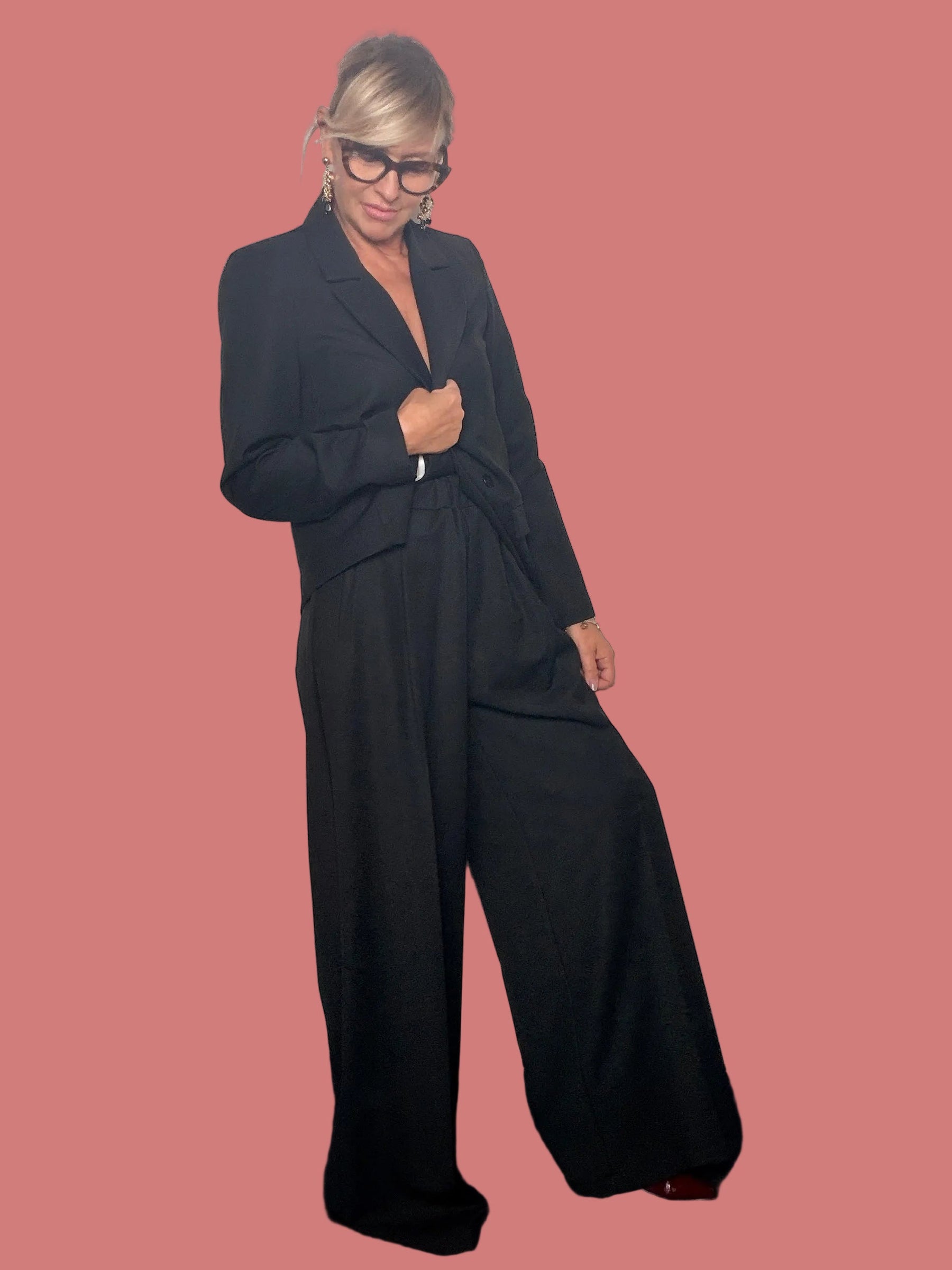 Pantalone nero palazzo a gamba ampia indossato con giacca