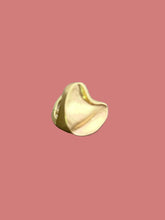 Anello dorato dalla forma organica