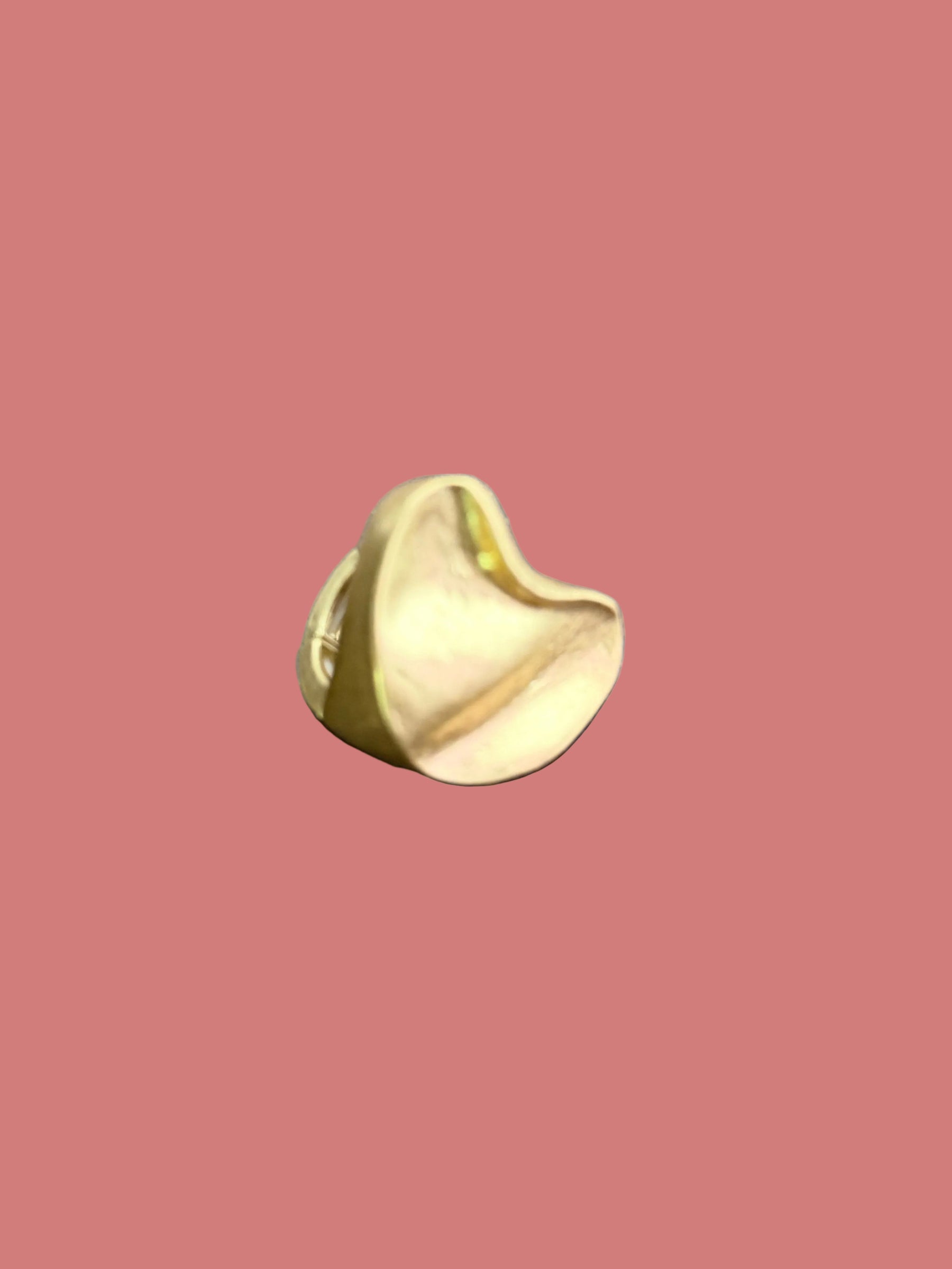 Anello dorato dalla forma organica