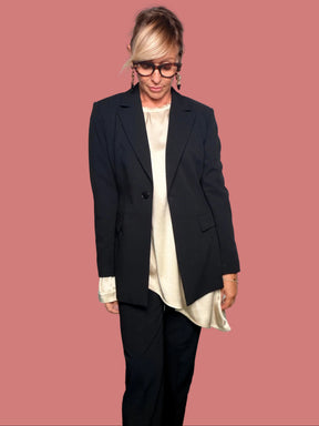 Completo nero Souvenir indossato con blazer a un bottone e pantalone coordinato