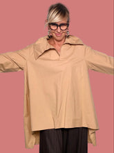 Camicia beige oversize con collo ampio e fondo sagomato