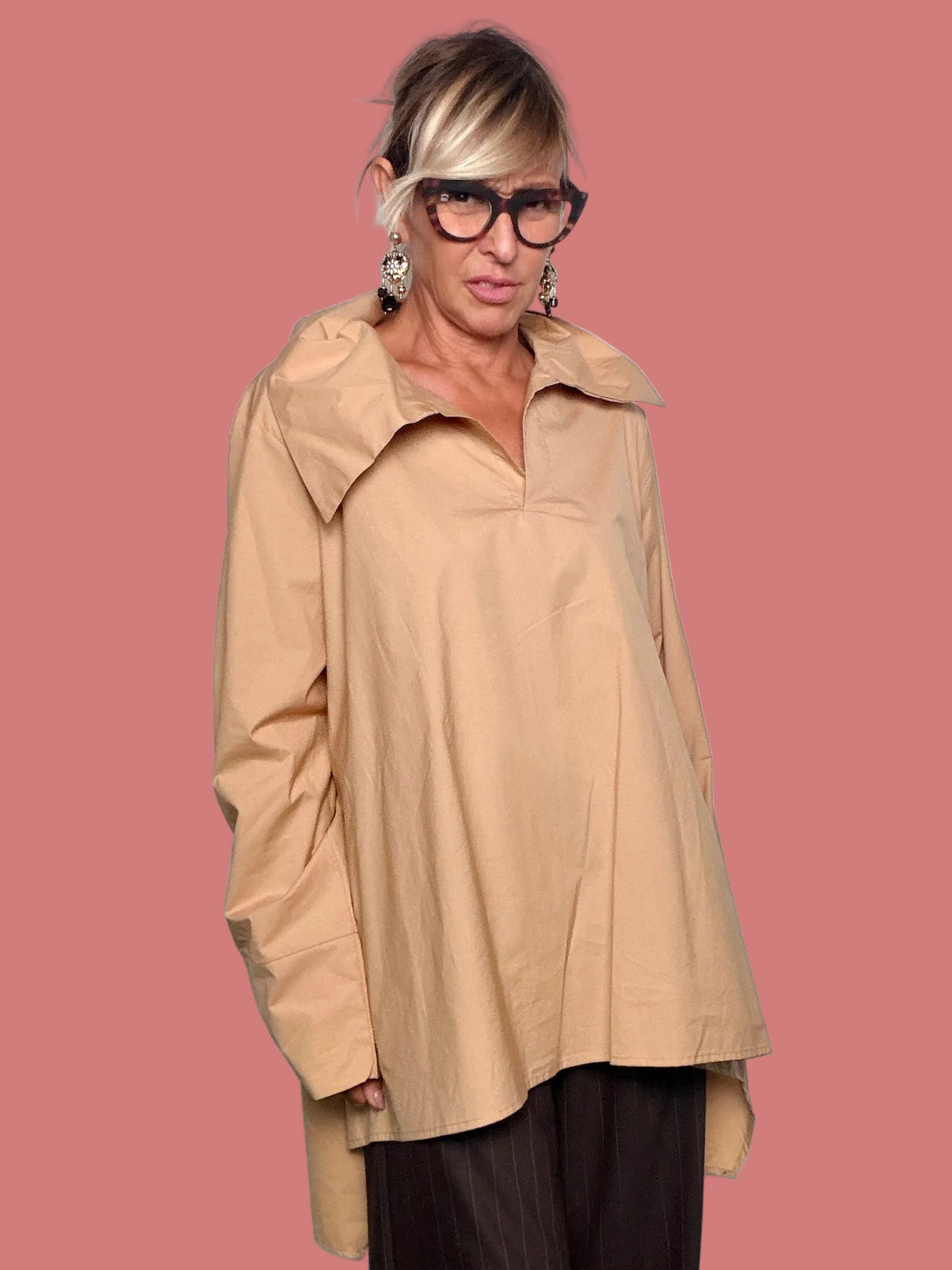 Camicia beige Flo&Poi indossata con linea ampia e maniche lunghe