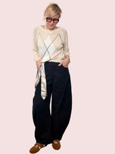 PANTALONE BANANA CON FOULARD