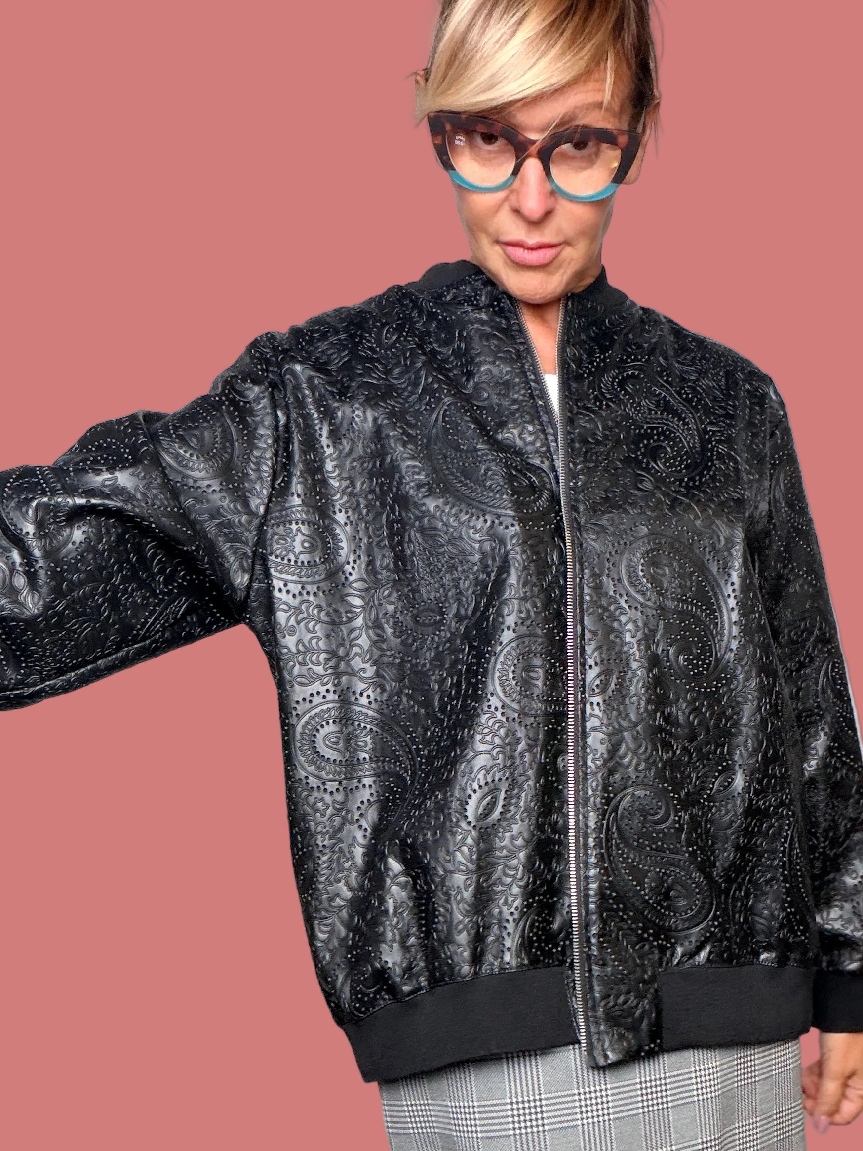 Bomber Flo&Poi da donna in ecopelle nera con lavorazione paisley e chiusura zip