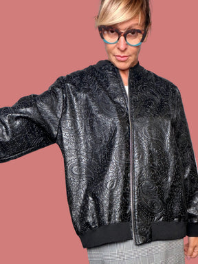 Bomber Flo&Poi da donna in ecopelle nera con lavorazione paisley e chiusura zip