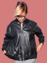 Bomber nero da donna in ecopelle lavorata con motivo paisley, vista frontale