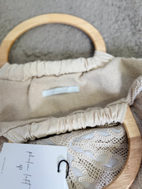 BORSA IN PIZZO CON MANICO IN LEGNO