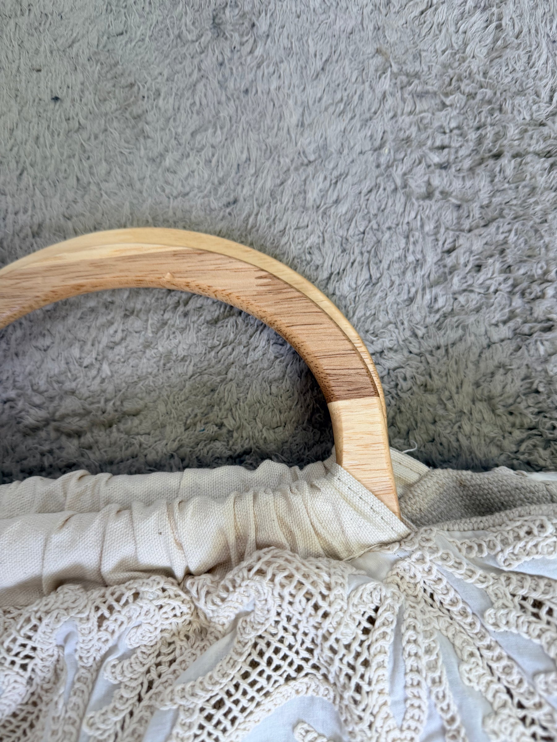 BORSA IN PIZZO CON MANICO IN LEGNO