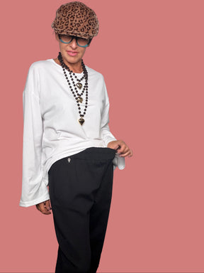 Dettaglio del pantalone nero Philia Loft con linea morbida
