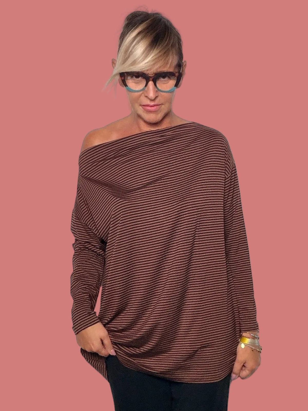 Maglia tabacco da donna a righe con scollo a barca e maniche lunghe