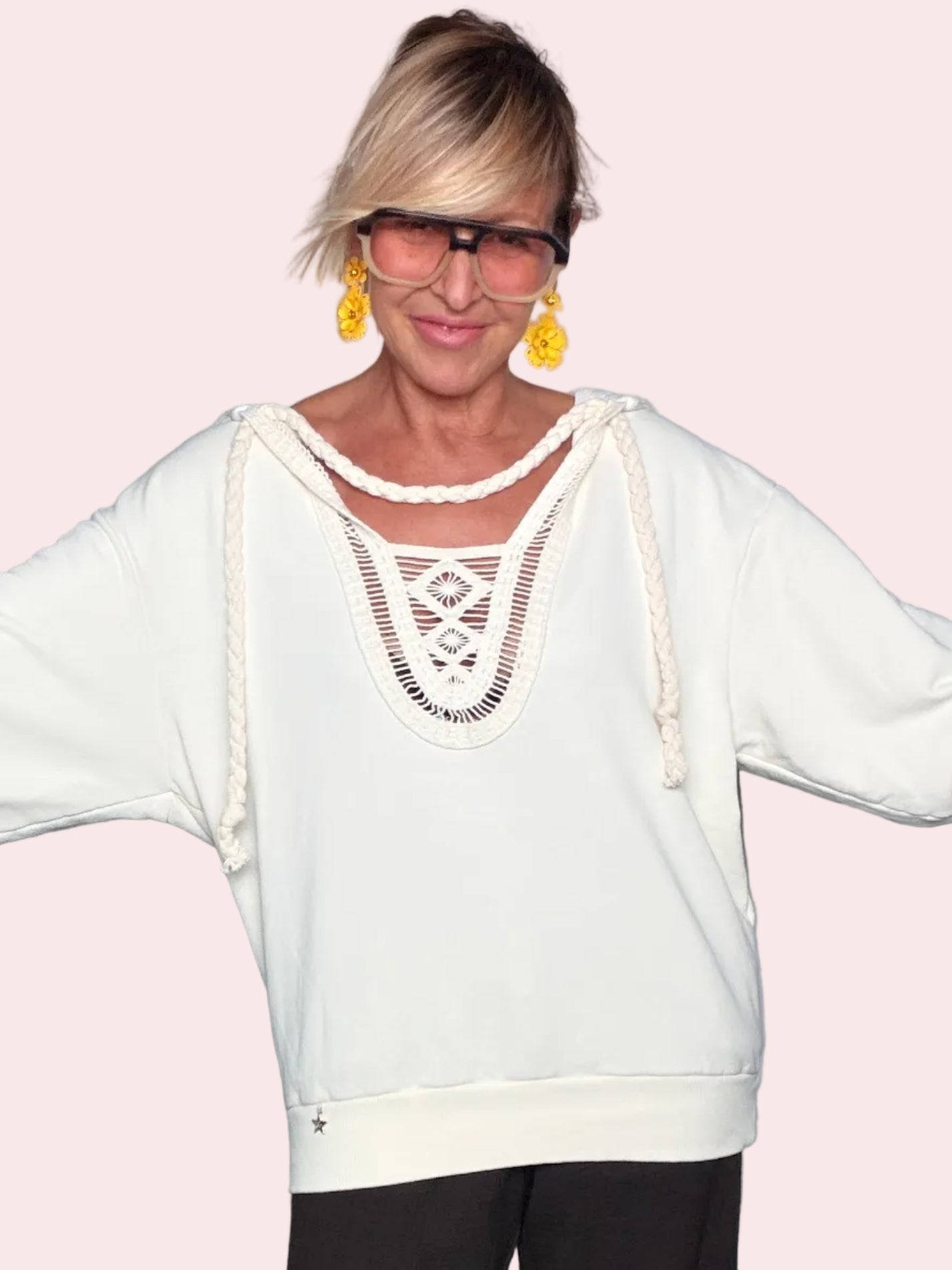 Felpa Oversize con Inserto in Pizzo e Cappuccio Intrecciato — Panna