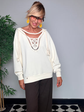 Felpa Oversize con Inserto in Pizzo e Cappuccio Intrecciato — Panna