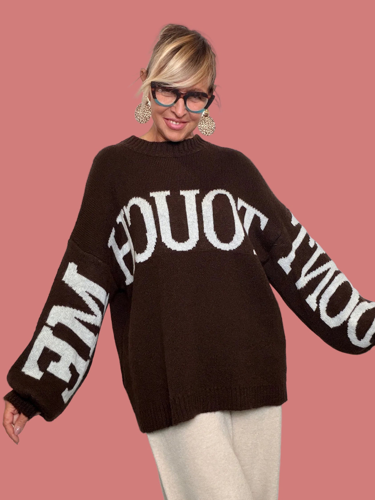 Maglia marrone da donna con scritta grafica chiara a contrasto