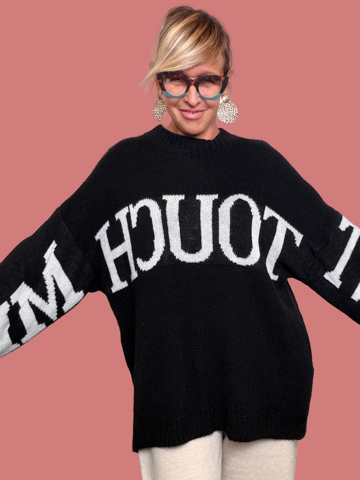 Maglia scura da donna con scritta grafica a contrasto