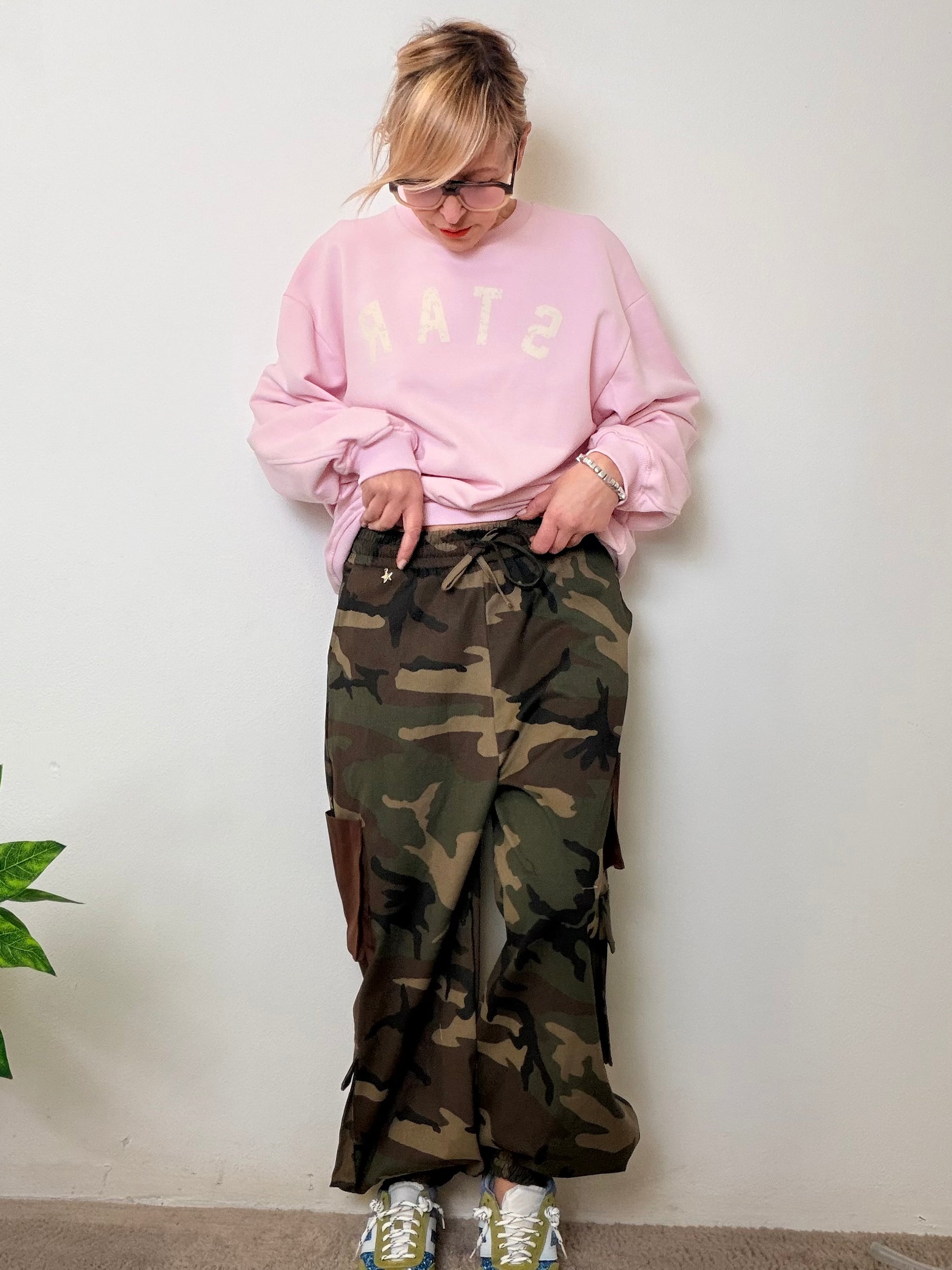 Pantalone con tasche a contrasto