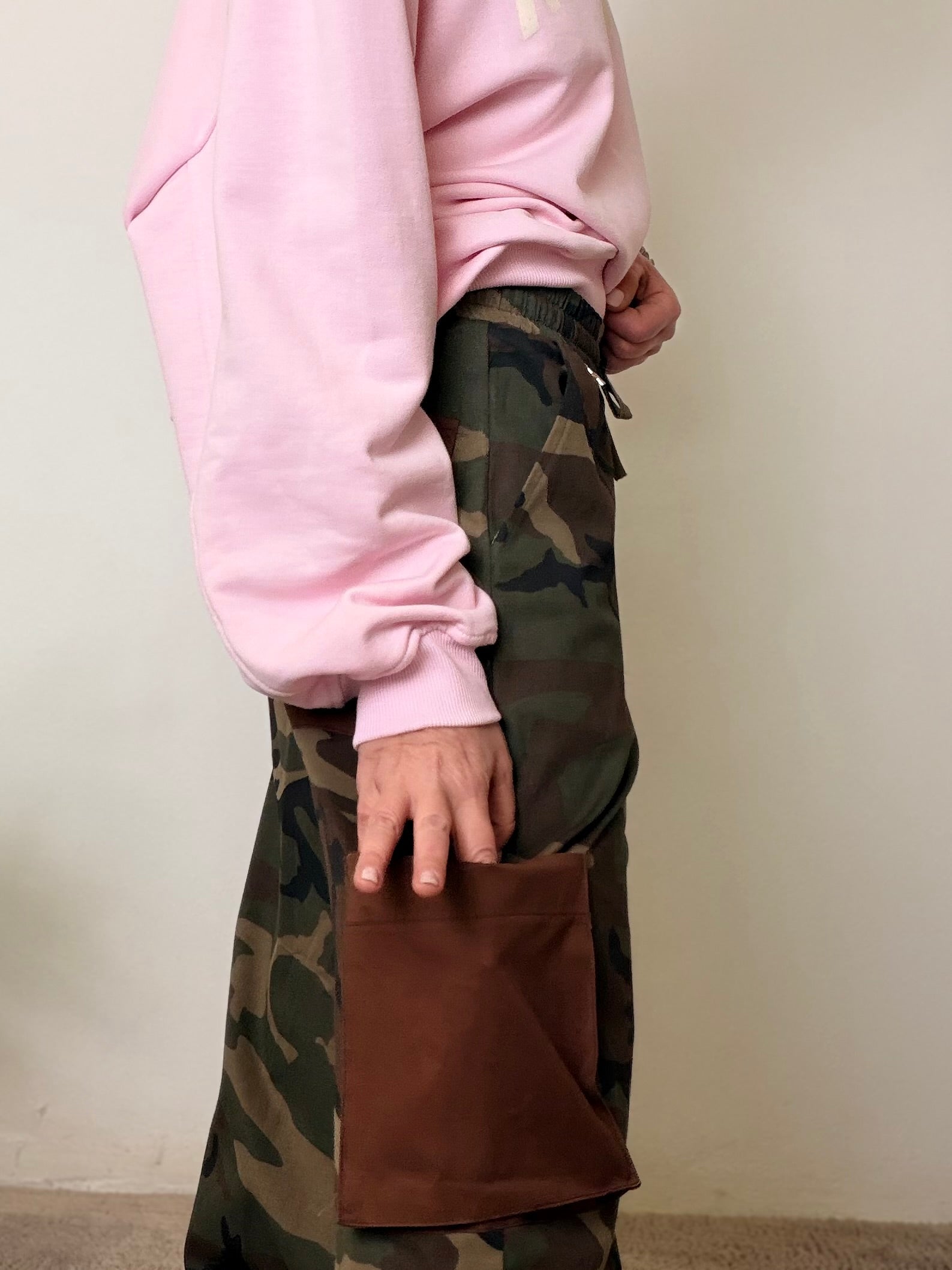 Pantalone con tasche a contrasto