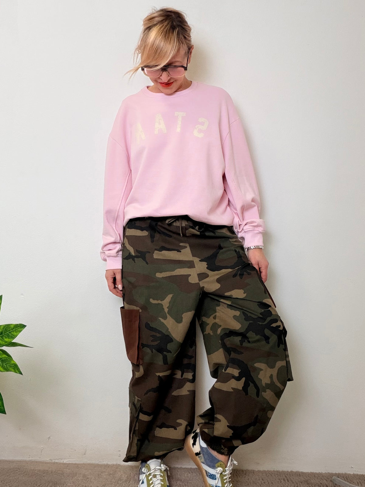 Pantalone con tasche a contrasto