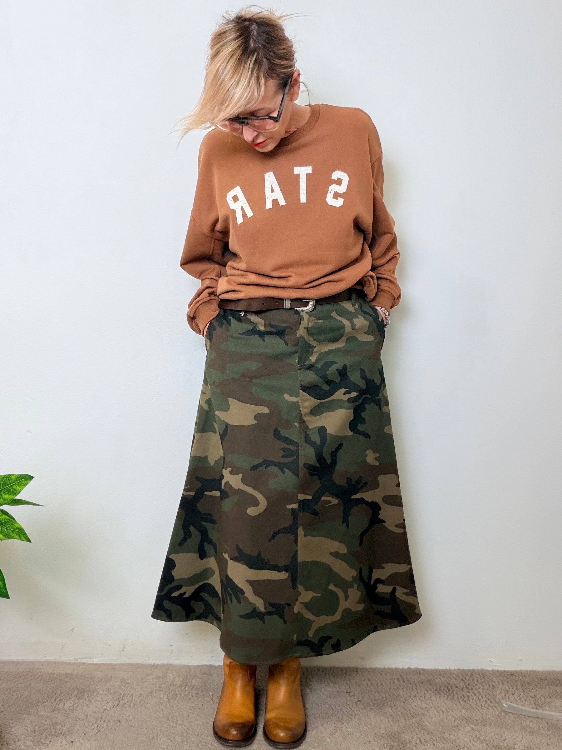 Gonna camouflage con tasche a contrasto