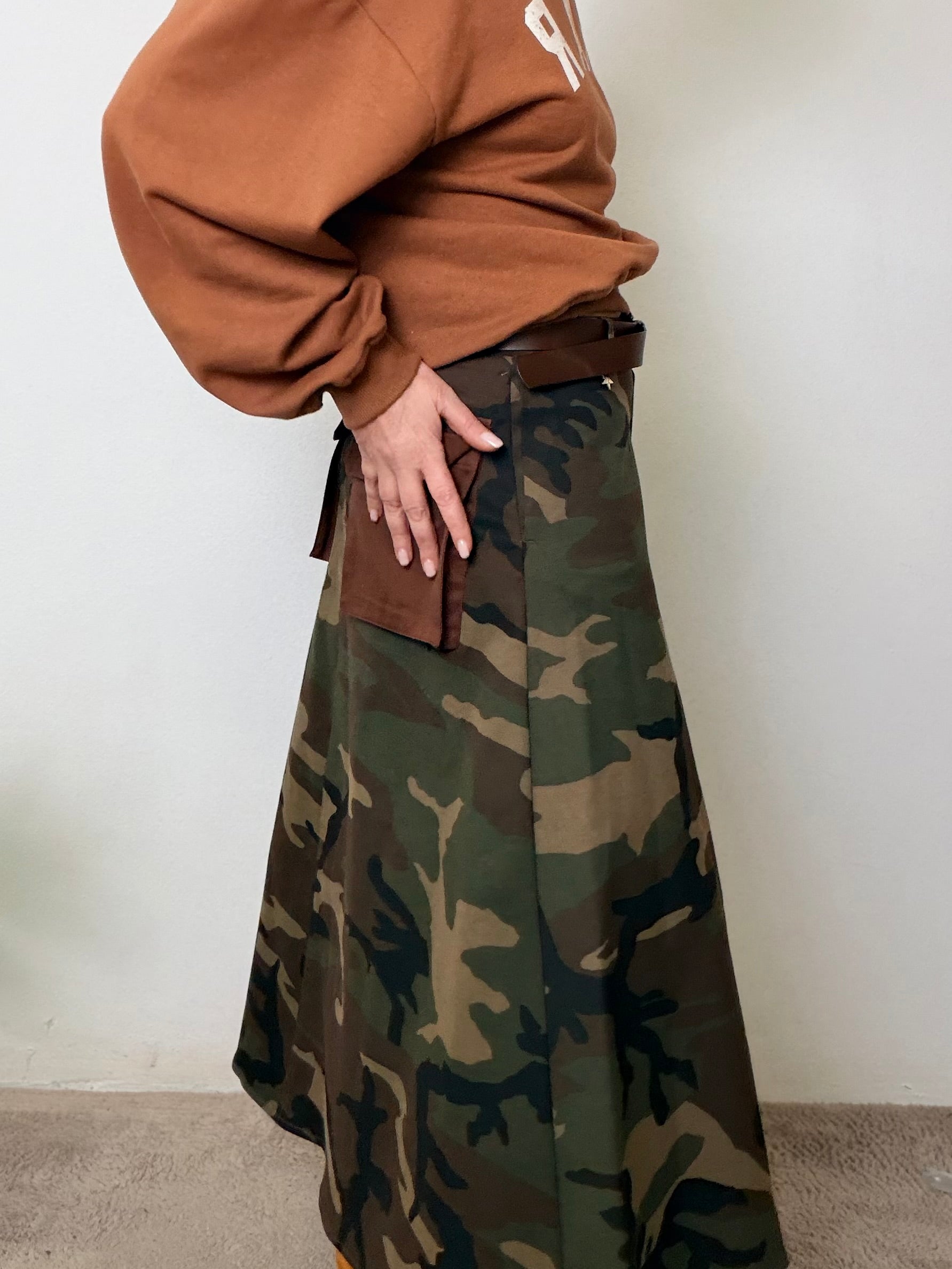 Gonna camouflage con tasche a contrasto