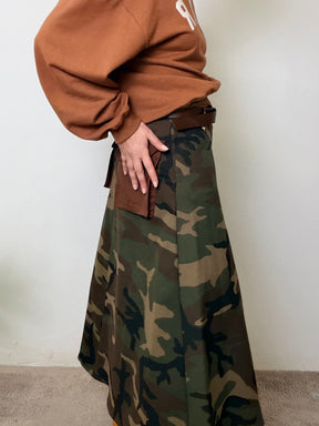 Gonna camouflage con tasche a contrasto