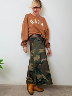 Gonna camouflage con tasche a contrasto