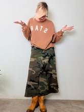 Gonna camouflage con tasche a contrasto