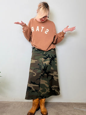 Gonna camouflage con tasche a contrasto