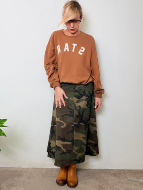 Gonna camouflage con tasche a contrasto