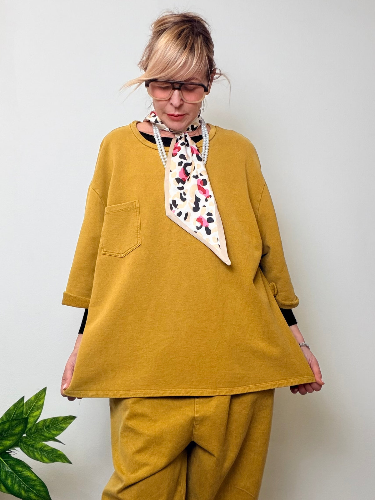 Felpa over con collana di perle e foulard