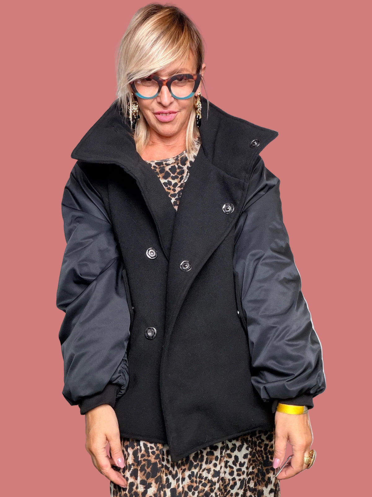 Giacca nera da donna con maniche effetto bomber e collo a revers
