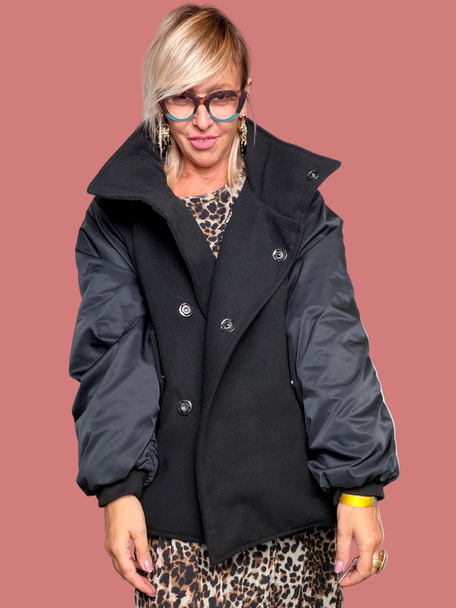 Giacca nera da donna con maniche effetto bomber e collo a revers
