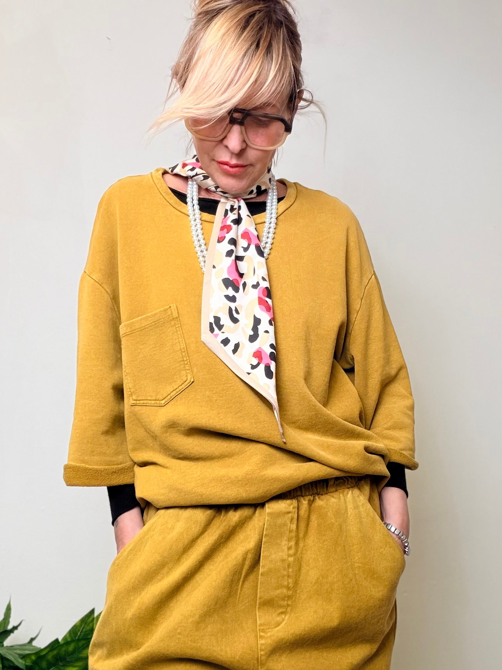 Felpa over con collana di perle e foulard