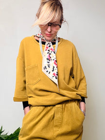 Felpa over con collana di perle e foulard