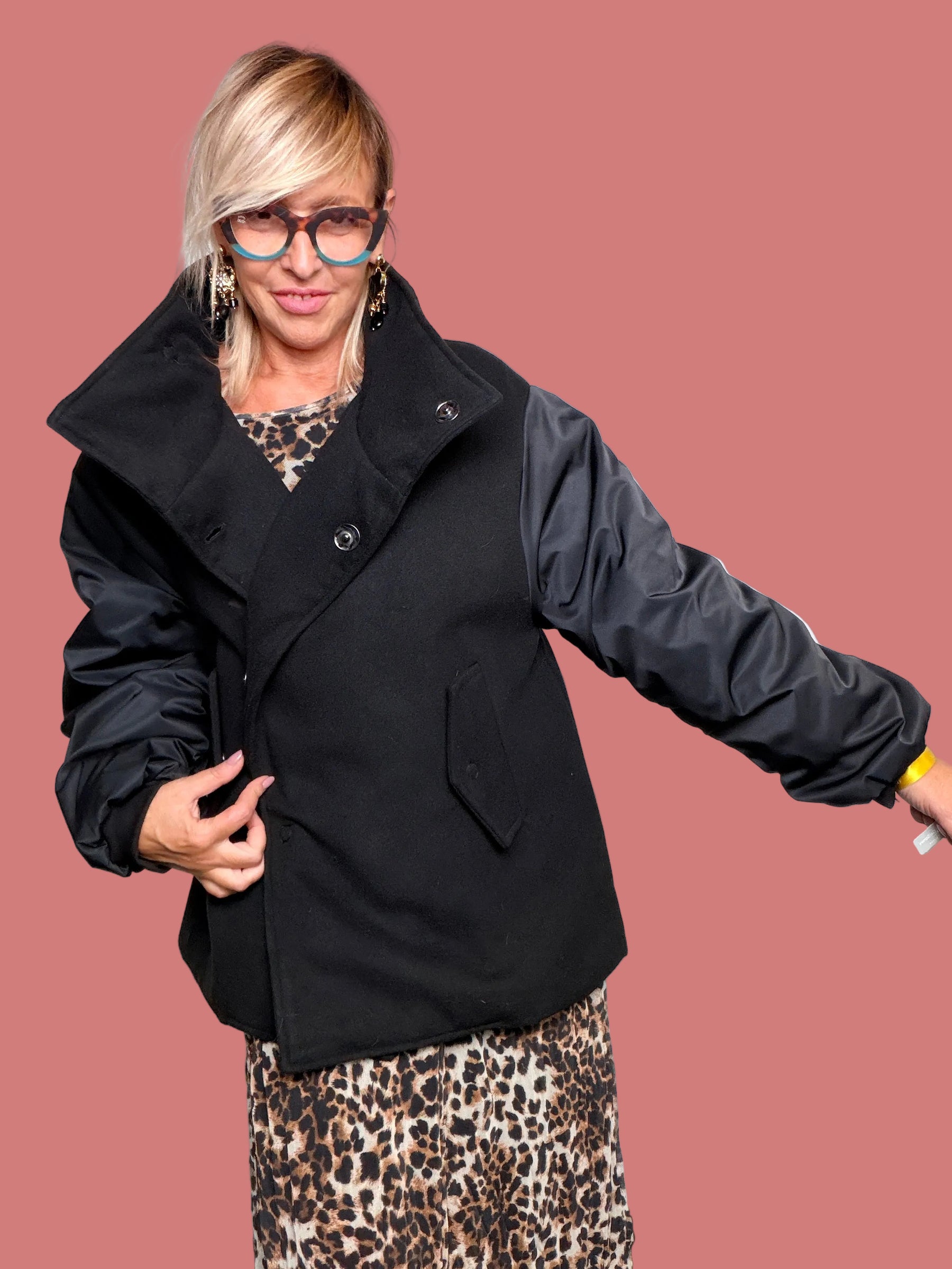 Dettaglio della giacca nera da donna con maniche voluminose effetto bomber