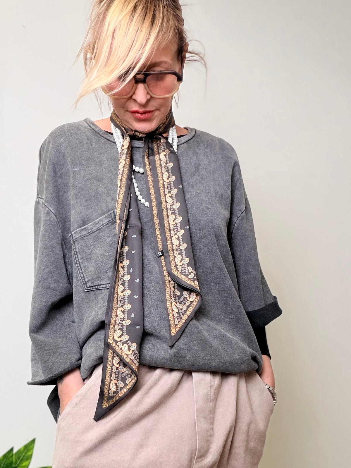 Felpa over con collana di perle e foulard