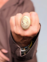 Anello Ovale con Motivo in Rilievo