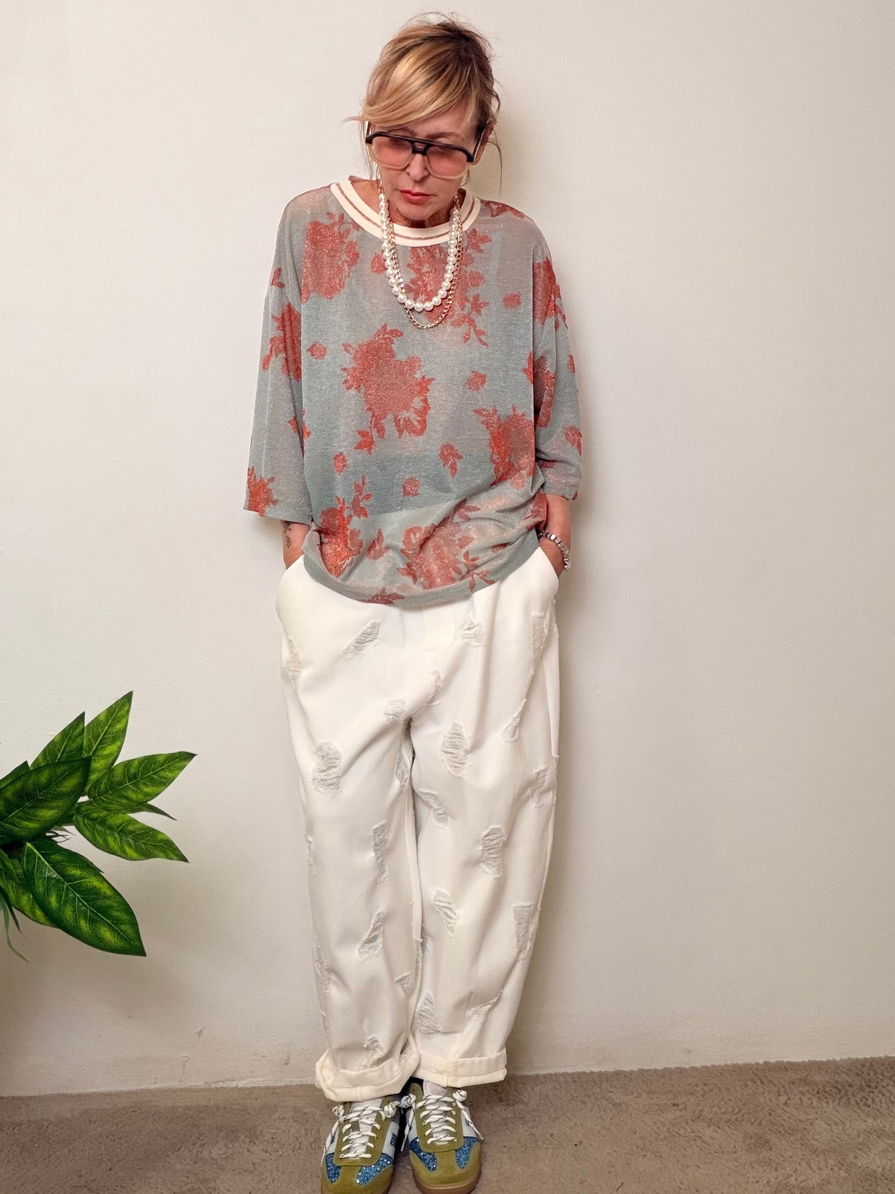 Jeans over con strappi e inserti in rete