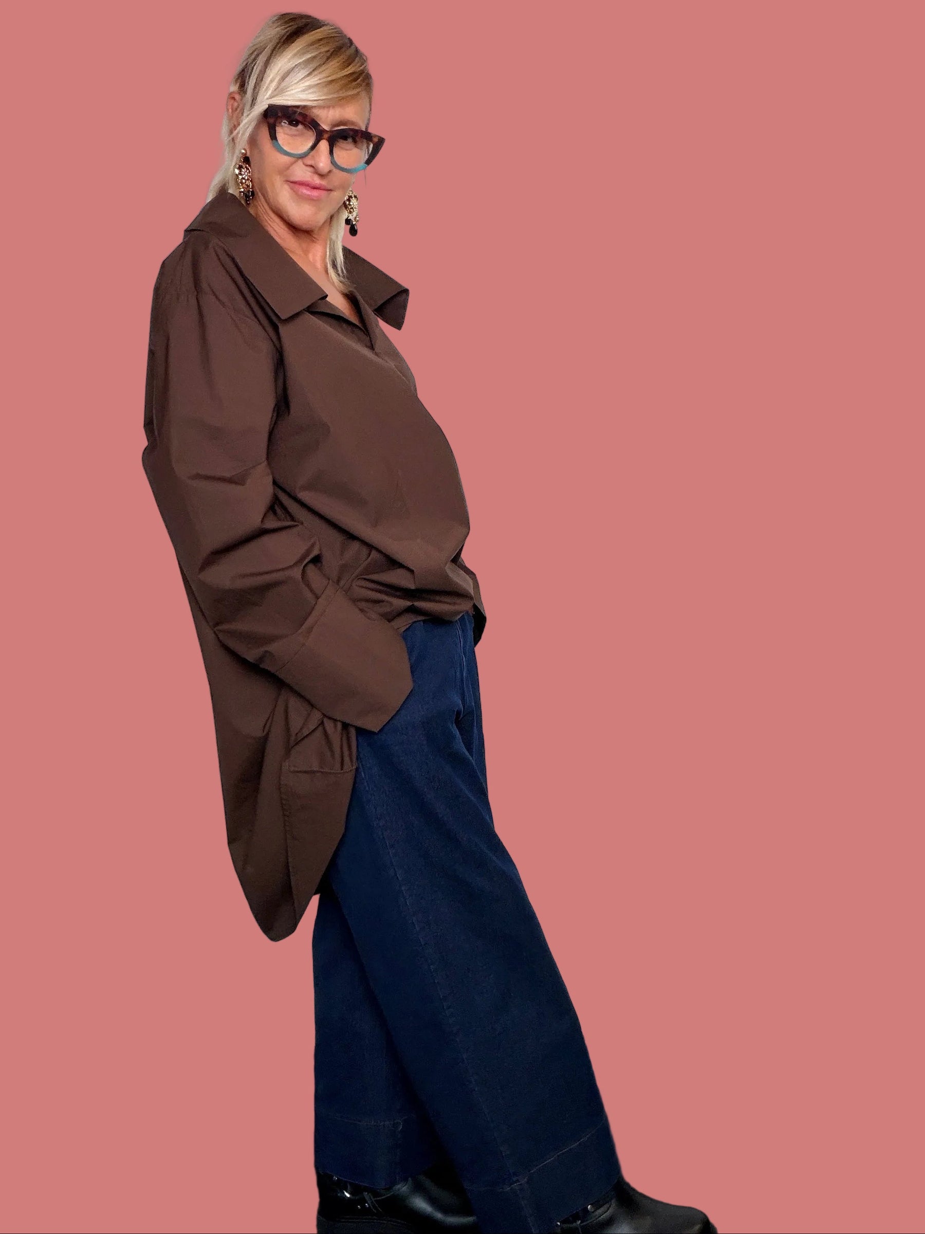 Jeans palazzo da donna blu scuro a gamba ampia, vista laterale