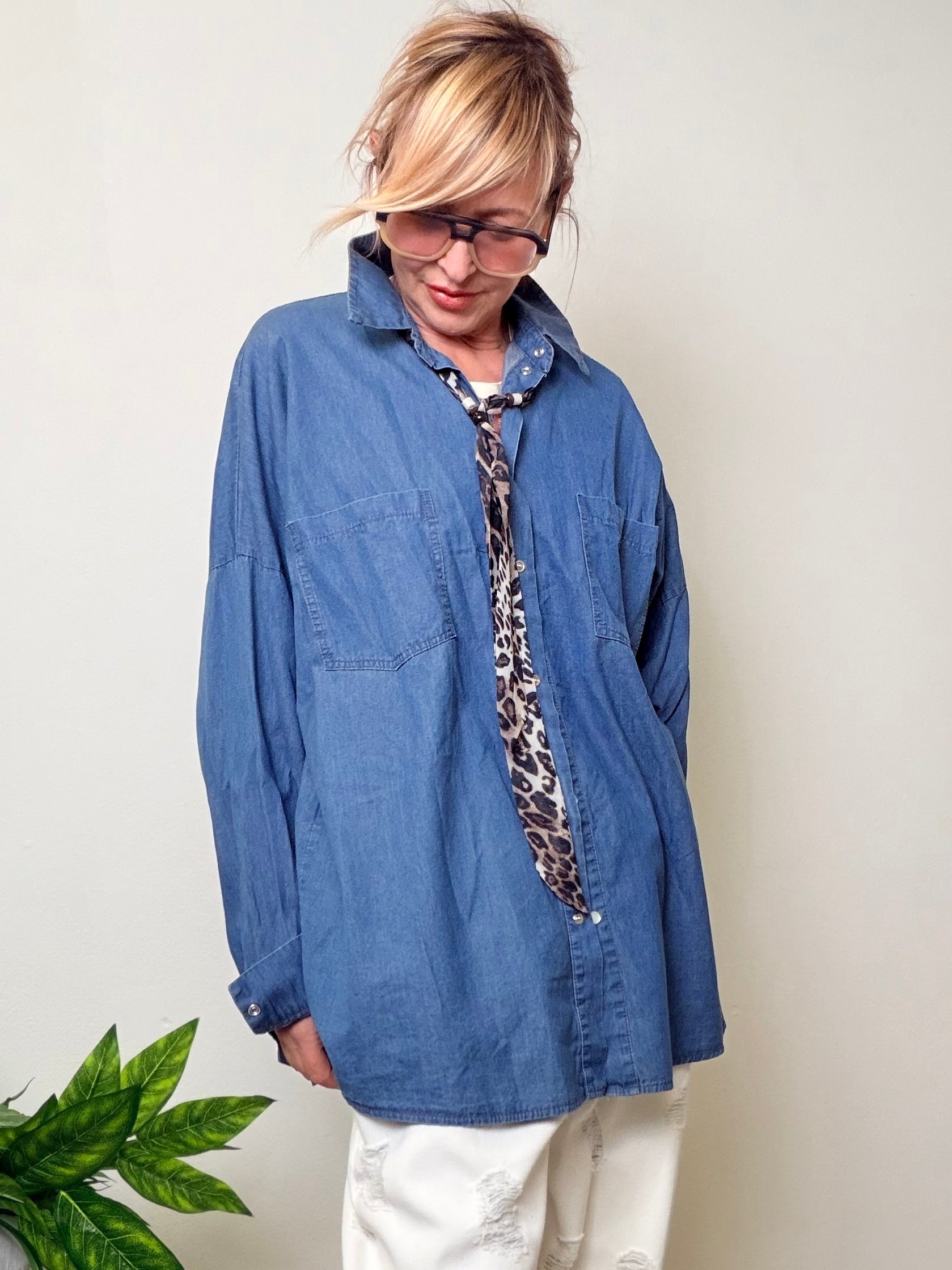 Camicia con cravattino animalier