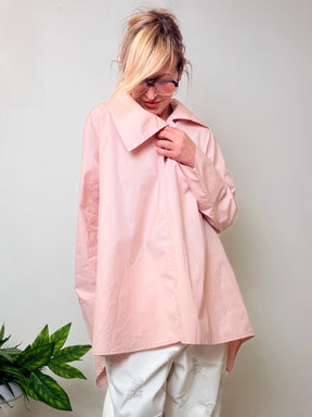 Camicia Over con Colletto Asimmetrico – Un lato avanti, l’altro sorprende