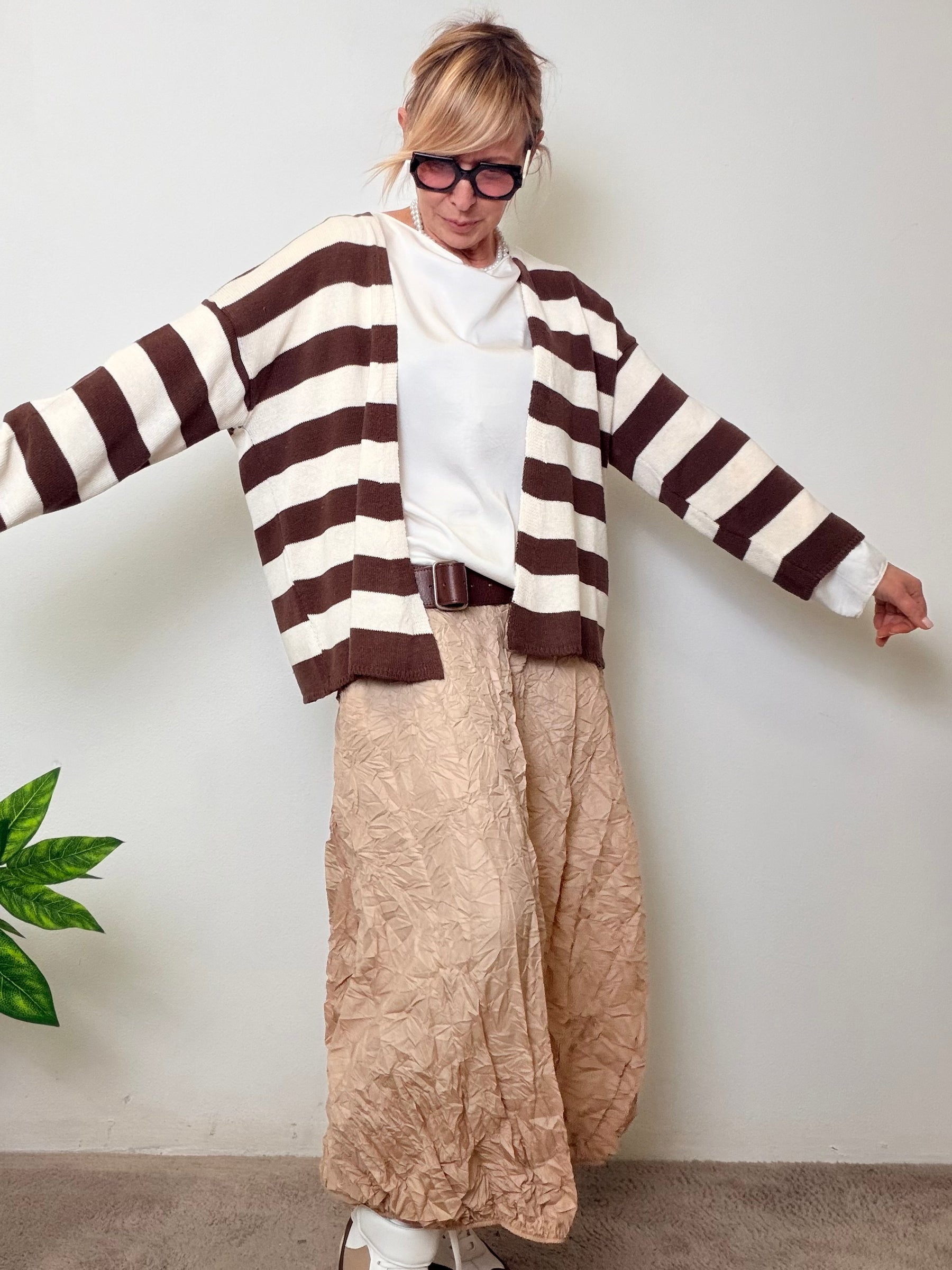 Cardigan over a righe