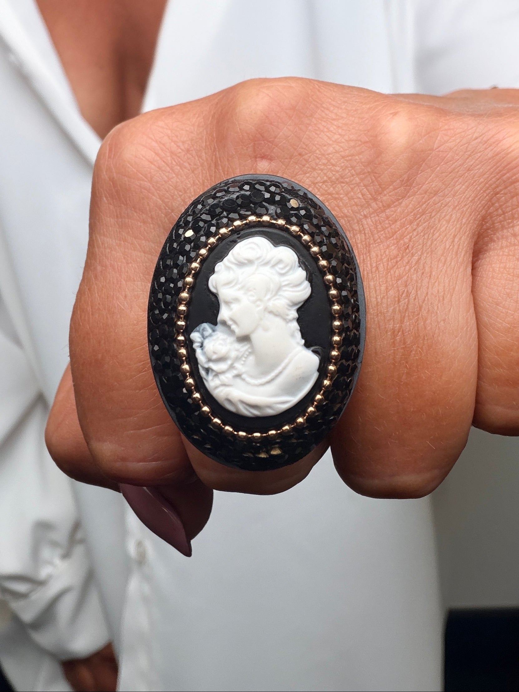 Anello Ovale con Motivo in Rilievo