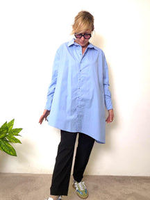 Camicia asimmetrica over – minimal ma con carattere