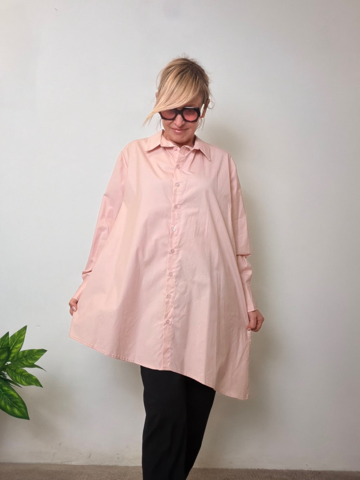 Camicia asimmetrica over – minimal ma con carattere