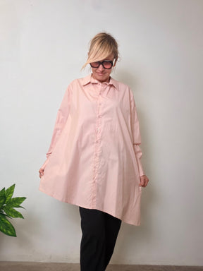 Camicia asimmetrica over – minimal ma con carattere
